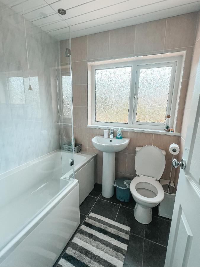 Staybynumbers - Spacious Three Bed House Royal 希尔斯伯勒 外观 照片